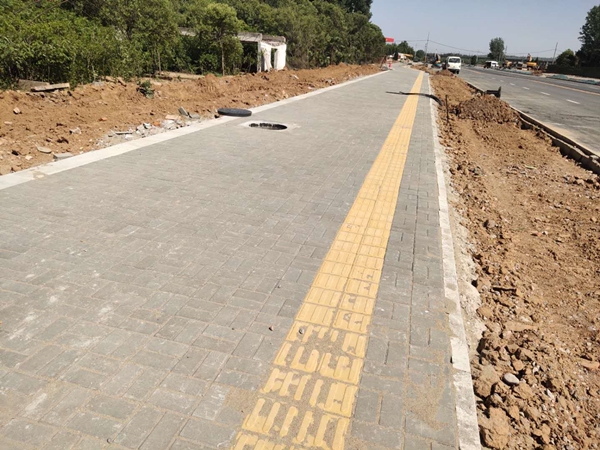 洛陽高新區夏口路透水磚施工工程案例展示