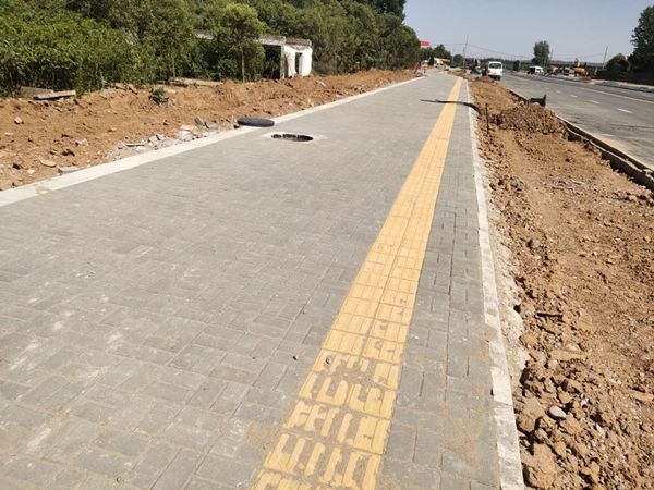 洛陽高新區夏口路透水磚施工工程案例展示